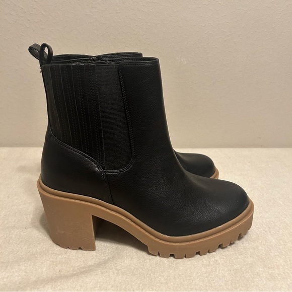 TORRID Women’s Finger Gore Bootie Wide Width Bootie Black Tan NWT Size 8WW - Picture 1 of 8